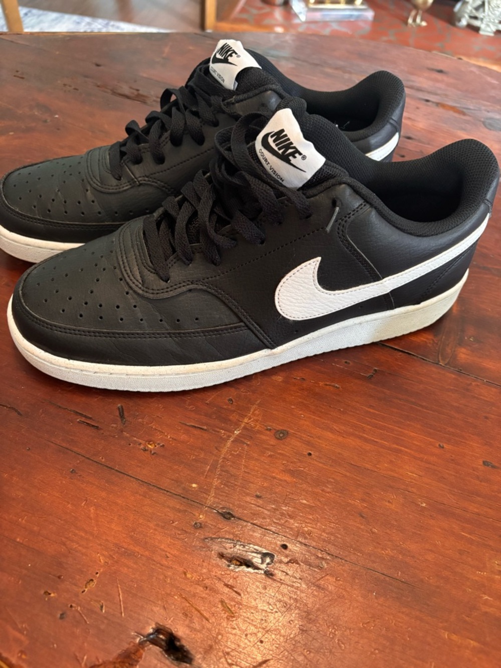 Nike Men’s Black & White Low-Top Sneakers size 11